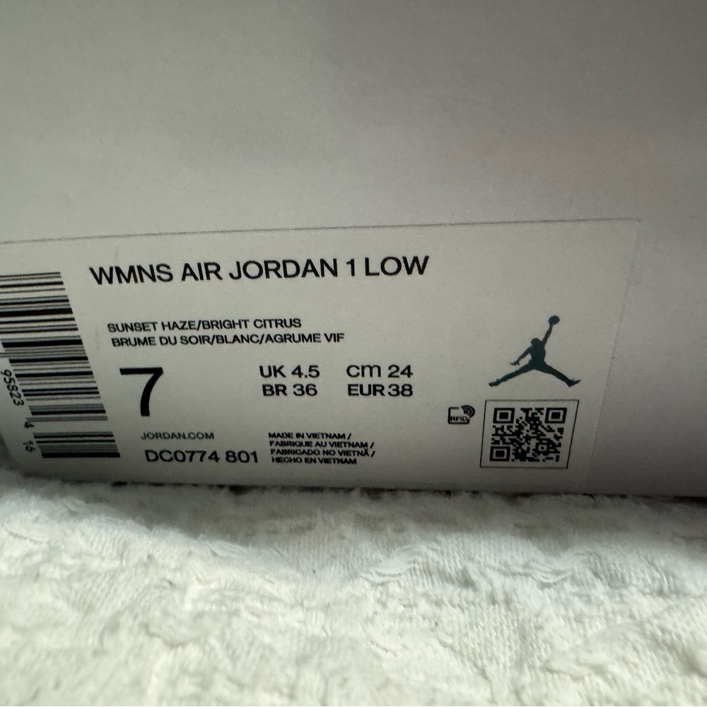 Nike Women's Sneakers in Peach and White - Picture 3 of 3